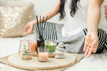 donna pratica yoga in un angolo di casa adibito a spazio zen